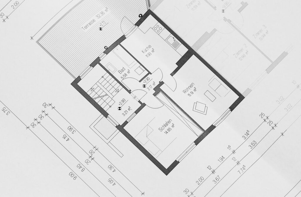 Grundriss mit Aufteilung mit Schlafzimmer, Wohnzimmer, Küche, Essbereich und Terrasse, einschließlich Maßangaben und architektonischen Details.