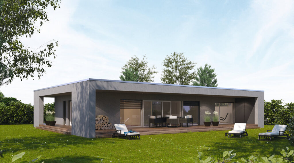 Modernes einstöckiges Haus mit großen Fenstern, einer Holzterrasse und Liegestühlen auf einer Rasenfläche. Im Hintergrund sind Bäume und Sträucher zu sehen.