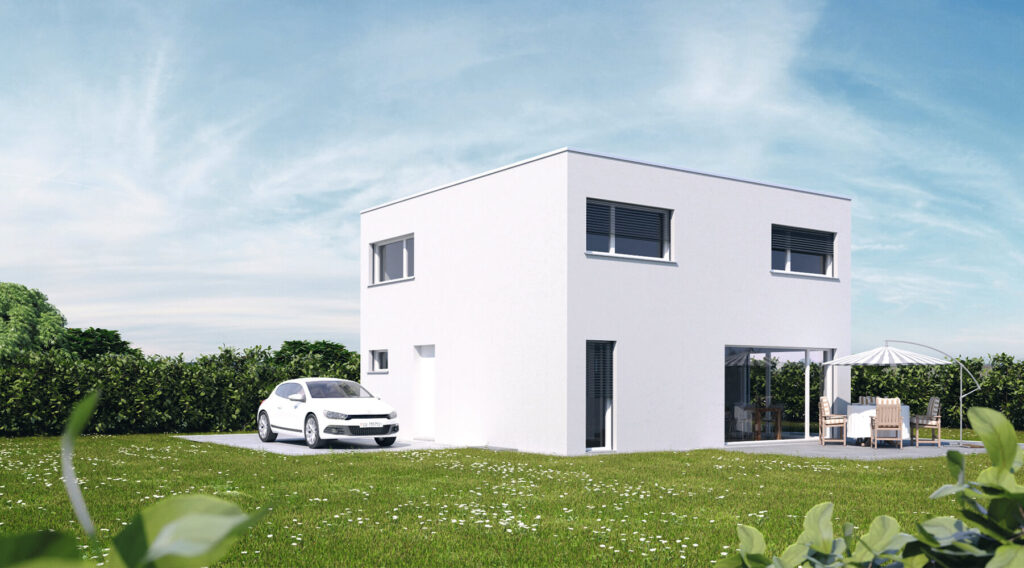 Ein modernes, weißes kubisches Haus mit großen Fenstern, einem daneben geparkten weißen Auto und einer Terrasse mit Essgarnitur in einem grasbewachsenen Hof unter einem blauen Himmel.